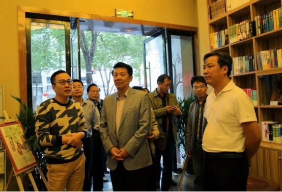 唐正榮隨同江西省文聯(lián)黨組書記鄭翔一行赴上饒市調(diào)研307.png