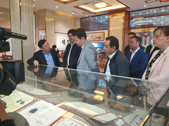 唐正榮隨同江西省文聯(lián)黨組書記鄭翔一行赴上饒市調(diào)研876.png